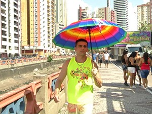 Sombrinha "arco-íris" virou ícone da festa (Foto: Reprodução / TV Liberal)
