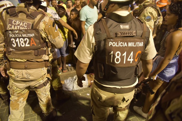 Homem baleado no circuito em Salvador (Foto: Elias Dantas/Ag. Haack)
