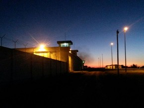 Parte de complexo prisional foi incendiado na noite desta terça-feira (Foto: Celso Duarte/RBS TV)