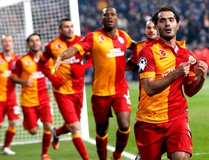 Hamit Altintop comemora gol do Galatasaray contra o Schalke  (Foto: Reuters)