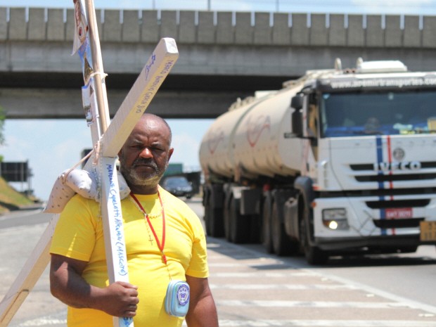 Romeiro segue para Aparecida pela Via Dutra levando cruz de 18 quilos nas costas. (Foto: Carlos Santos/G1)