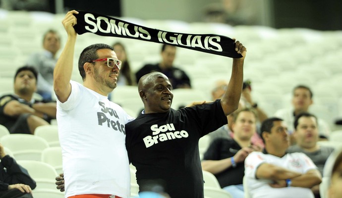 Na Arena Corinthians, amigos fazem manifestação contra o racismo; veja