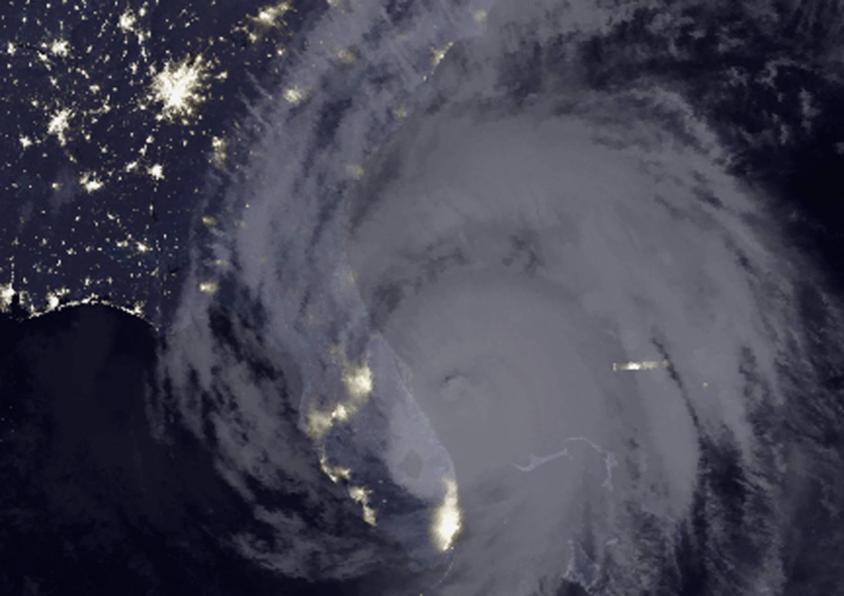 Durante a passagem do furacão, no dia 7 de outubro, muitas das luzes litorâneas se apagam (Foto: Nasa)