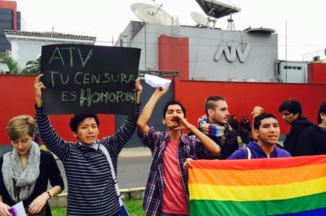 Manifestantes promovem beijaço contra TV peruana (Foto: Reprodução) Manifestantes promovem beijaço contra TV peruana (Foto: Reprodução)