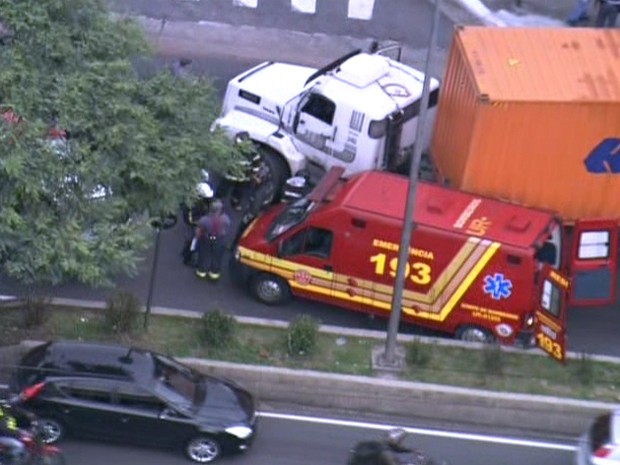 Acidente com caminhão causava bloqueio na Via Anchieta, em São Paulo. (Foto: Reprodução/TV Globo)