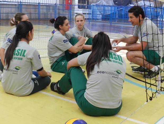 Seleção feminina de vôlei sentado no Praia Clube (Foto: Caroline Aleixo/GLOBOESPORTE.COM)