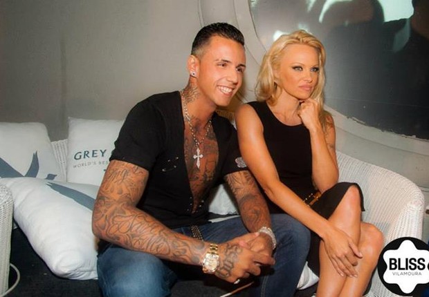 O milionário brasileiro Lorenzo Carvalho e a atriz Pamela Anderson, na festa de aniversário do piloto da GT3 (Foto: Reprodução Facebook)
