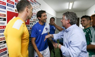 Agora rivais, Eguren e Victorino visitam vestiário do Palmeiras no Uruguai