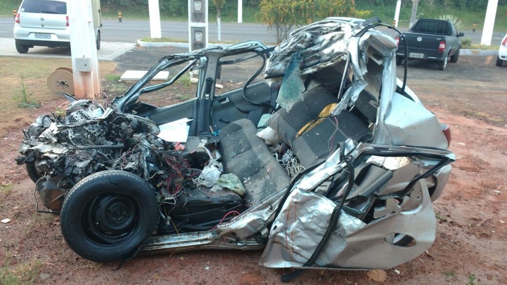 Carro ficou totalmente destruído após acidente em rodovia de Avaré (Foto: Divulgação/Polícia Militar Rodoviária)