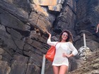 Paula Fernandes usa bolsa de grife de R$ 7 mil em praia em Noronha