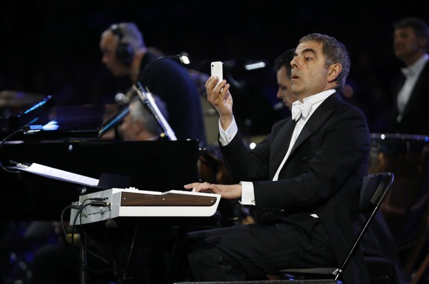 O ator Rowan Atkinson, famoso pelo personagem Mr. Bean, também participou da abertura (Foto: AP)