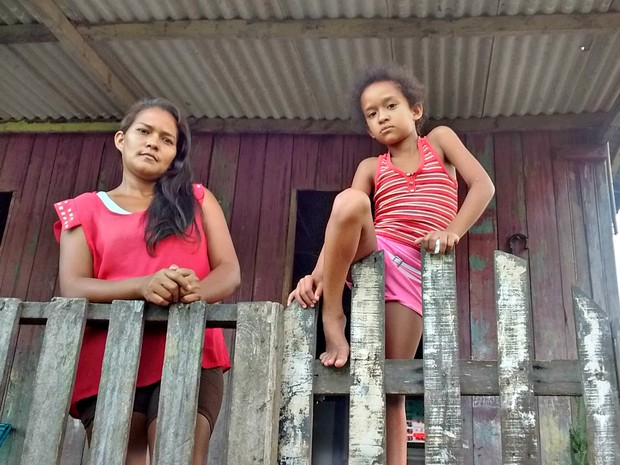 Fátima mora há cinco anos na Rua Francisco Sales e disse ainda não possuir rede de esgoto no local (Foto: Aline Nascimento/G1)