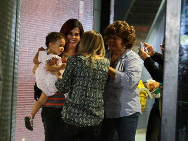 Cláudia Cavalcanti reencontra filha Júlia no Aeroporto do Recife (Foto: Marlon Costa/Pernambuco Press)