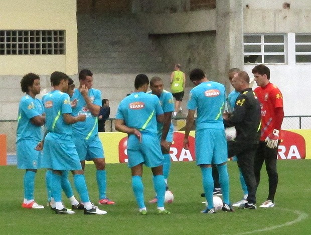 Mano Menezes com os jogadores no treino da seleção (Foto: Marcelo Baltar / Globoesporte.com)