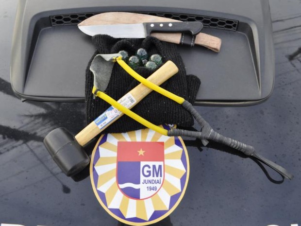 Diversos materiais foram apreendidos com o suspeito no carro (Foto: GCM/Divulgação)