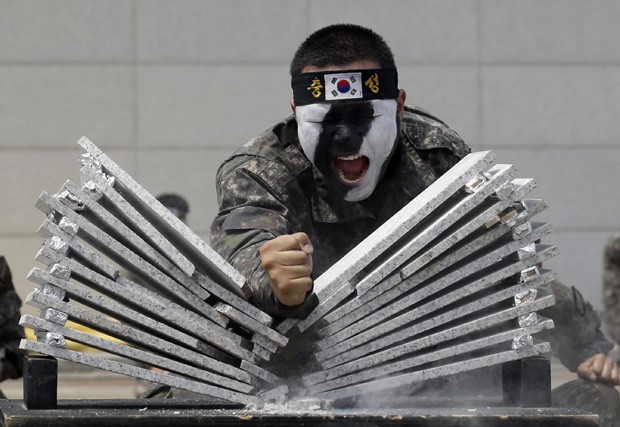Soldado sul-coreano faz careta e grita ao quebrar placas de pedra durante treinamento (Foto: Lee Jin-man/AP)