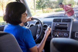 Distração ao volante (Foto: Shutterstock) Distração ao volante (Foto: Shutterstock)