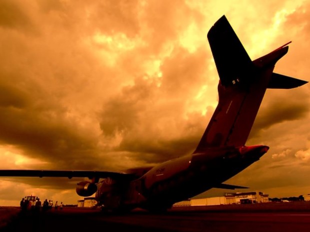O maior avião militar fabricado no Brasil, o KC-390, em Gavião Peixoto (Foto: Rodrigo Sargaço/ EPTV)