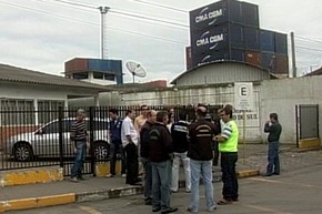 Grevistas protestam no Porto de São Francisco, em Santa Catarina (Foto: Reprodução/RBS TV)