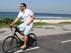 Thiago Lacerda joga vôlei e anda de bicicleta na praia 