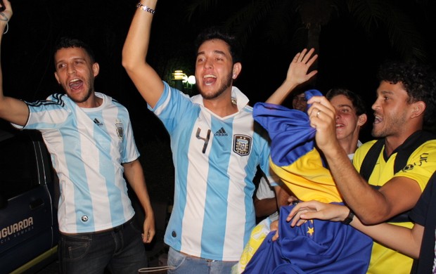 Torcedores empolgados recebem a Argentina em Goiânia (Foto: Fernando Vasconcelos / Globoesporte.com)