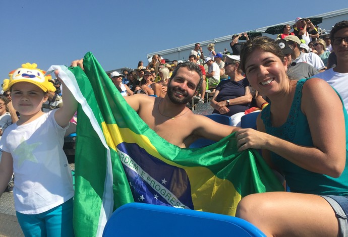 Família de Décio Claro assistindo à prova de canoagem velocidade (Foto: Gabriel Fricke)