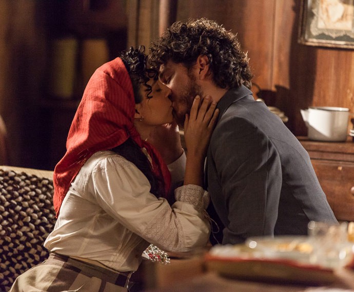 Anita e Afonso se beijam (Foto: Artur Meninea/Gshow)