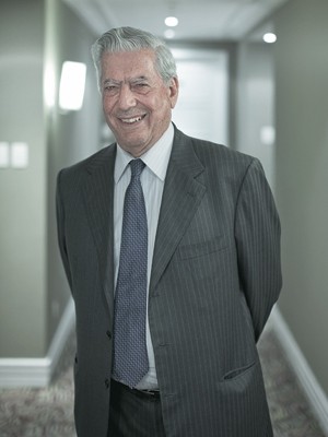 PROXIMIDADE Mario Vargas Llosa em São Paulo. “Governos democráticos não devem se tornar cúmplices de governos autoritários” (Foto: Ag. Na Lata/Ed. Globo)