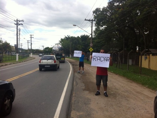Jacareienses protestam contra radar, (Foto: Camilla Motta / G1)