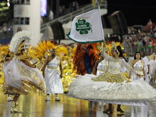 Mestre-sala e pora-bandeira da Camisa Verde e Branco (Foto: Ardilhes Moreira/G1)