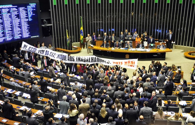 Votação do PL 4330/2004 que dispõe sobre o contrato de prestação de serviço a terceiros e as relações de trabalho dele decorrentes (Foto: Gustavo Lima / Câmara dos Deputados)