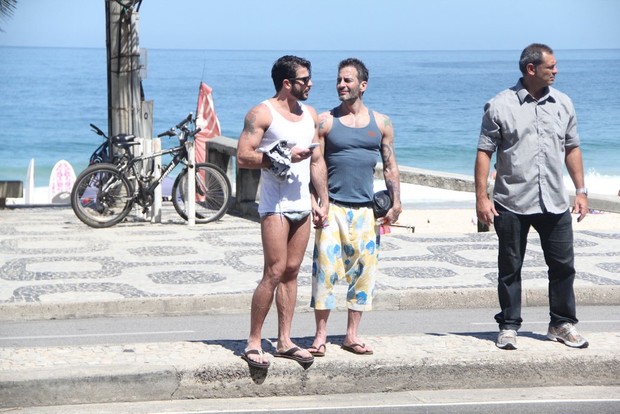 Marc Jacobs e o namorado em Ipanema (Foto: Rodrigo dos Anjos / AgNews)