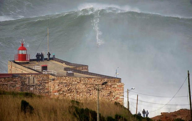 onda gigante surfe portugal (Foto: Reprodução/ZON North Canyon)