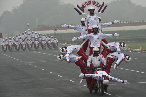 Militares desfilam em poses curiosas em motocicleta durante parada na Índia (Foto: Prakash Singh/AFP)