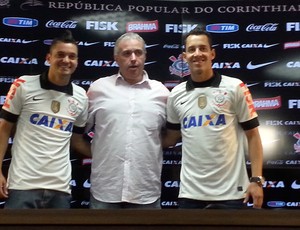 Diego Macedo e Rodriguinho com Roberto de Andrade Corinthians (Foto: Rodrigo Faber)