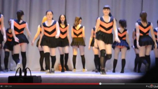Estúdio de dança foi fechado depois que vídeo com dança sensual virou hit na internet (Foto: Reprodução/YouTube/BBC)