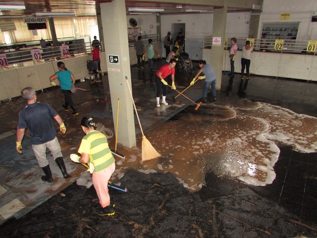 Mutirão de funcionários e voluntários ajuda a fazer a limpeza no local (Foto: Divulgação/Prefeitura de Itatiba)