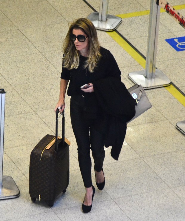 Deborah Secco no aeroporto Santos Dumont (Foto: William Oda / AgNews)