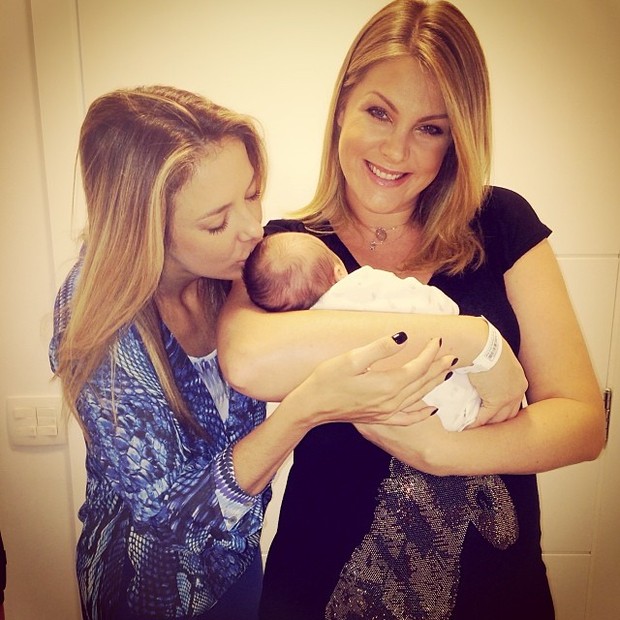 Ticiane Pinheiro visita Alexandre, filho recém nascido de Ana Hickmann (Foto: Instagram / Reprodução)