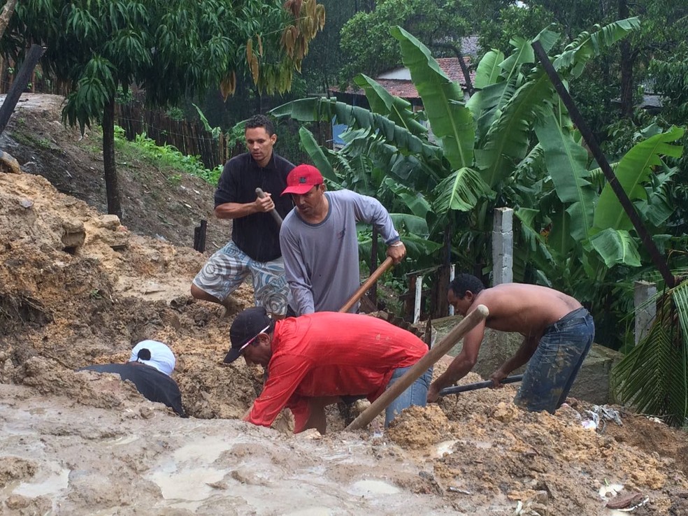 Moradores do Feitosa encontraram um corpo soterrado. (Foto: Carol Sanches/ G1 AL)
