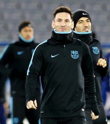 Messi e Luis Suárez treino Barcelona Japão (Foto: Reuters)