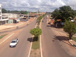 A construção de três pistas na avenida Cuiabá, segundo o prefeito, prevê a diminuição do canteiro central existente. (Foto: João Machado/G1)