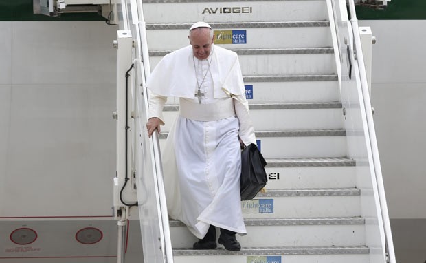 O Papa Francisco desembarca nesta segunda-feira (29) no aeroporto Ciampino, em Roma (Foto: Alessandro Bianchi/Reuters)