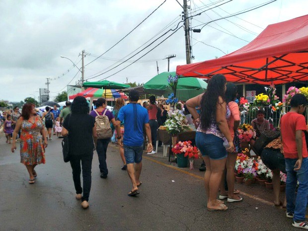 Rua do cemitério São João Batista fica repleta de barracas em Dia de Finados   (Foto: Quésia Melo/ G1)