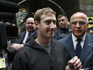 Mark Zuckerberg, fundador do Facebook, deixa hotel em Nova York após uma apresentação para investidores  (Foto: Eduardo Munoz/Reuters)
