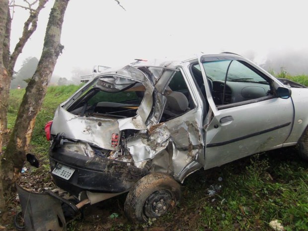 G1 Motorista sai ileso após bater em árvore e cair em ribanceira em