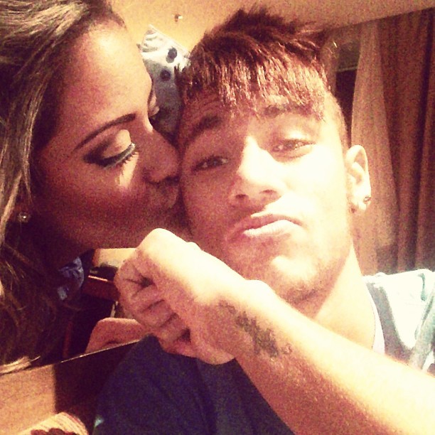 Rafaella Santos beija o irmão Neymar (Foto: Instagram/ Reprodução)