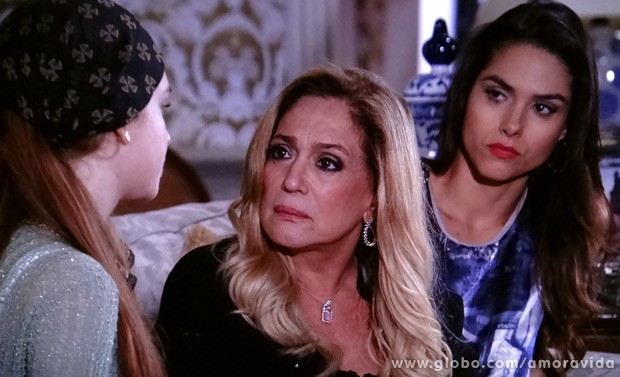 Pilar Fica surpresa com pedido de Nicole (Foto: Amor à Vida / TV Globo)