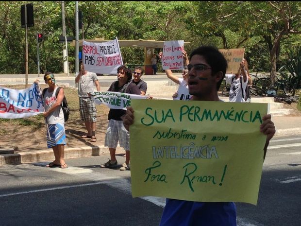 Estudantes fazem manifestação a favor da saída de Renan Calheiros do Senado (Foto: Joelma Gonçalves/ G1 SE)