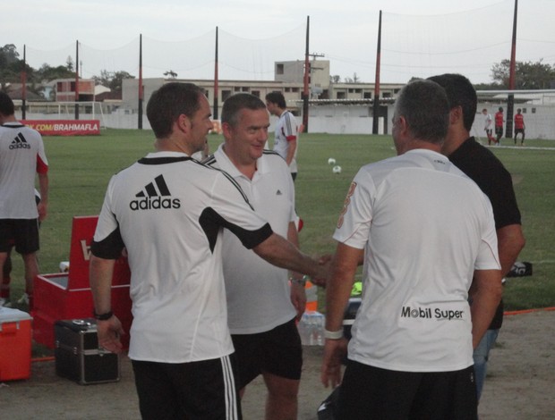 Frank de Boer conversa com Dorival Júnior (Foto: Fábio Lima / Globoesporte.com)